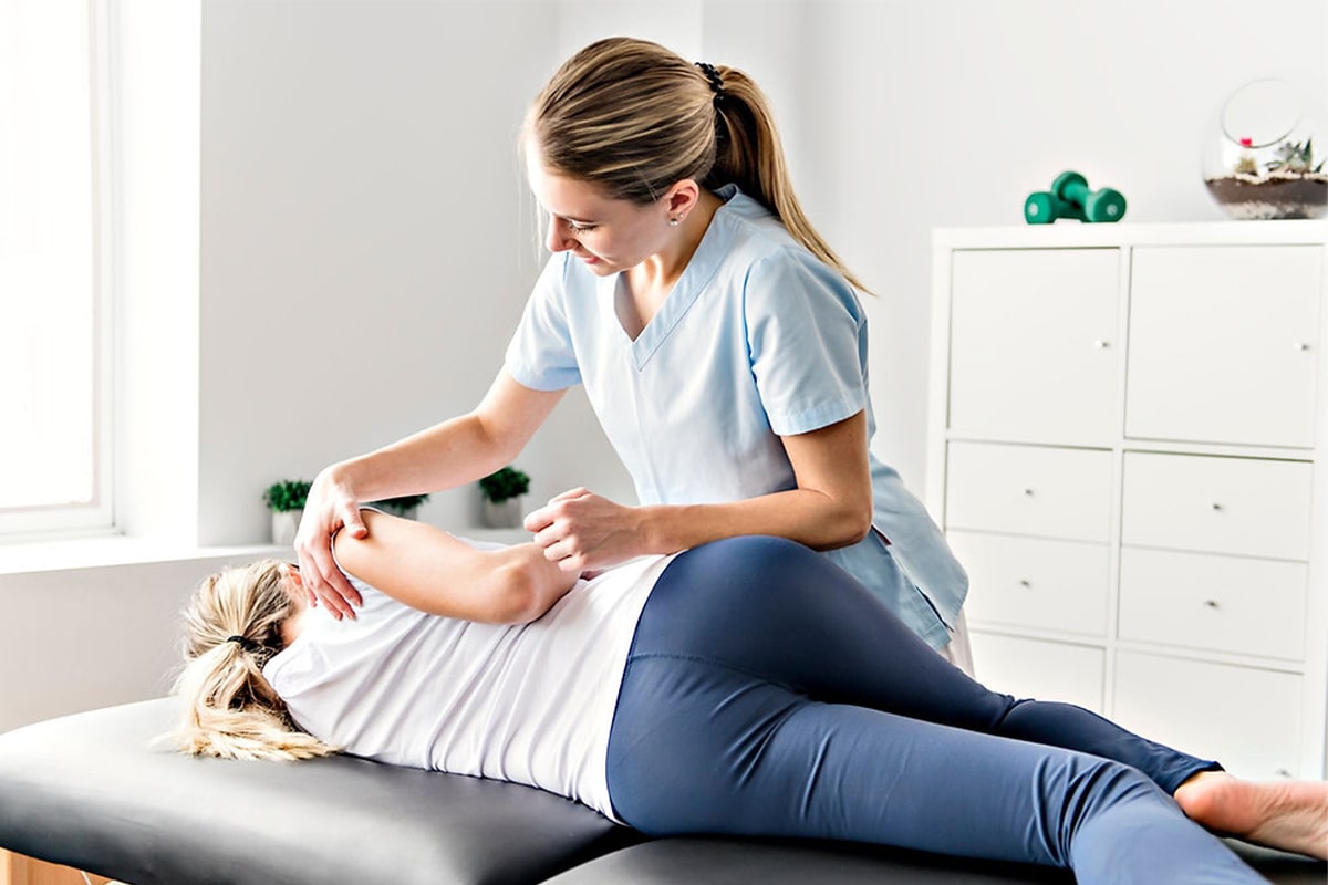 فیزیوتراپی در منزل توسط خانم